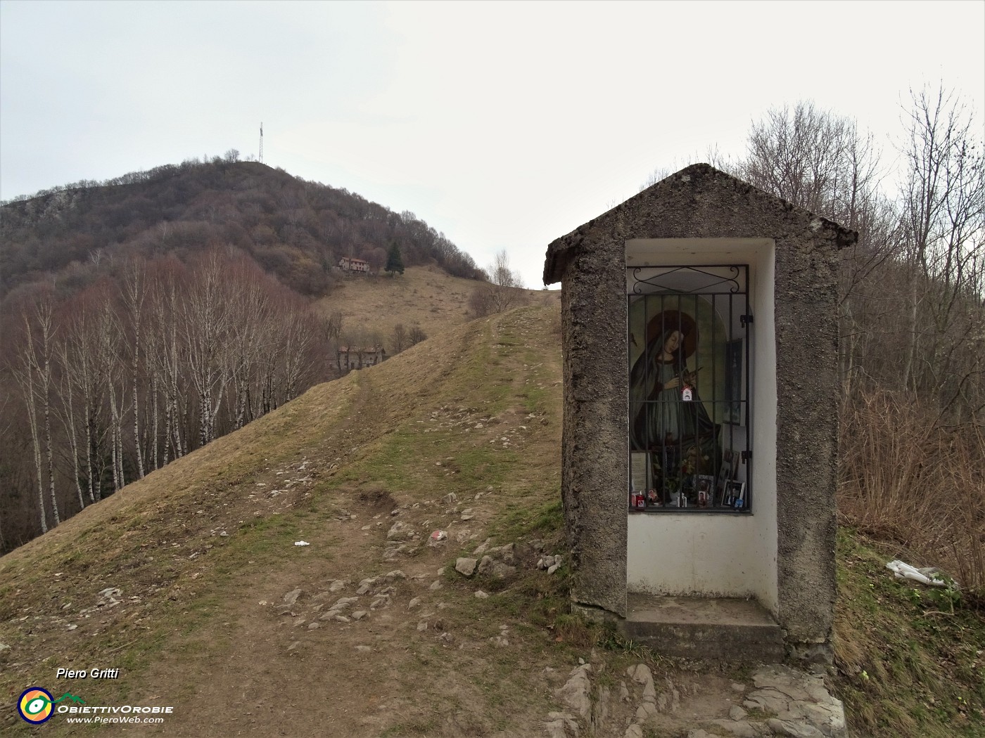 33 Al Colle di Sant'Anna cappelletta della Madonna del cacciatore (1106 m) con vista in cima Canto Alto  .JPG